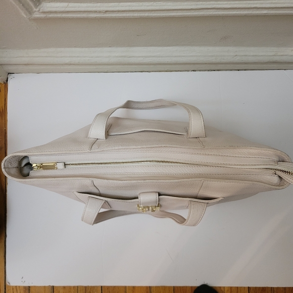 Tory Burch Meyer Plaque Pebbled Cream Leather Tote. Old Money Quiet Luxury. - Picture 8 of 13